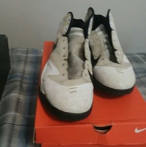 Nike max air bball shoes